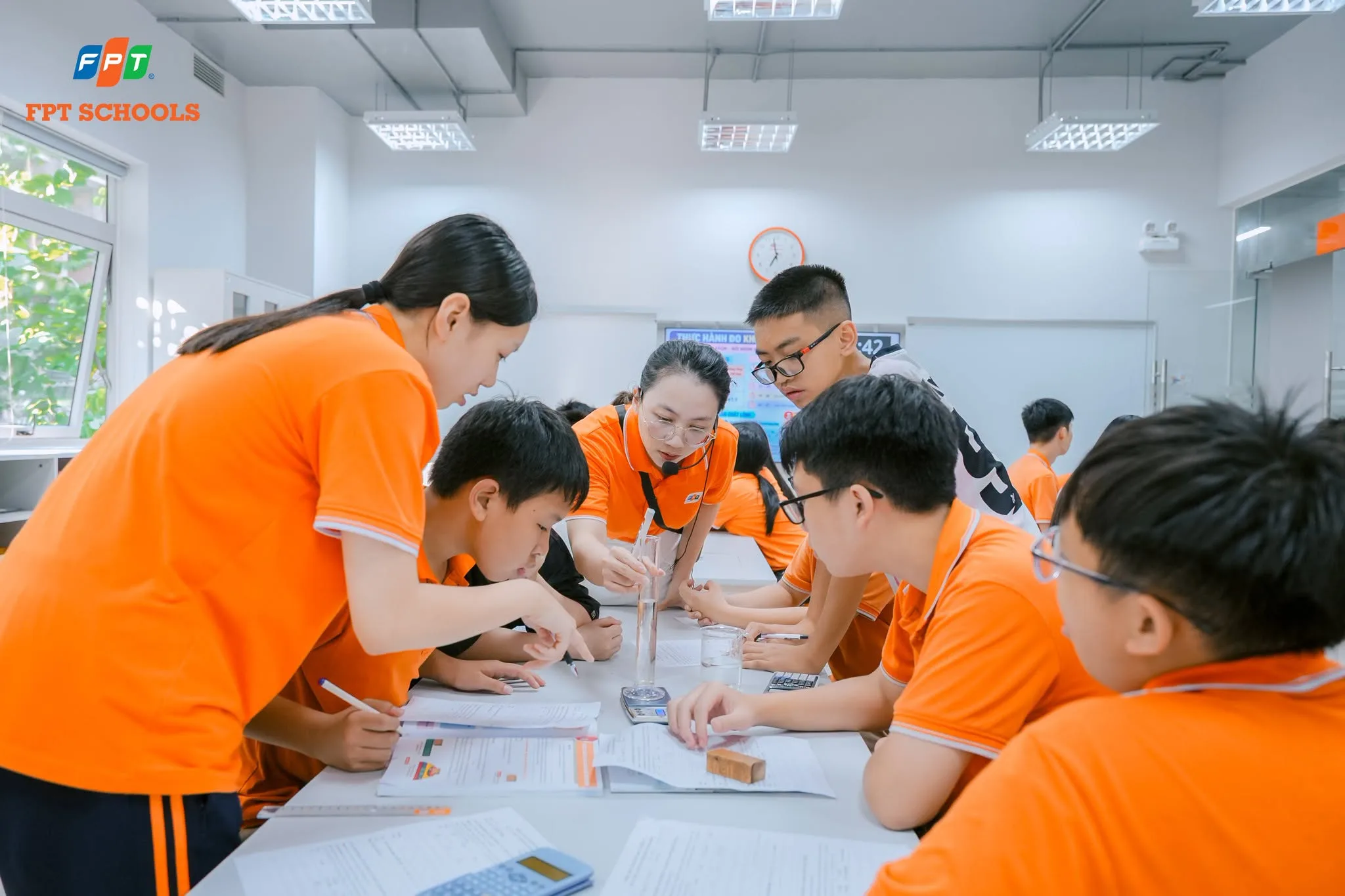 Học sinh FPT School Thanh Hóa tự tay khám phá khối lượng riêng | FPT Schools