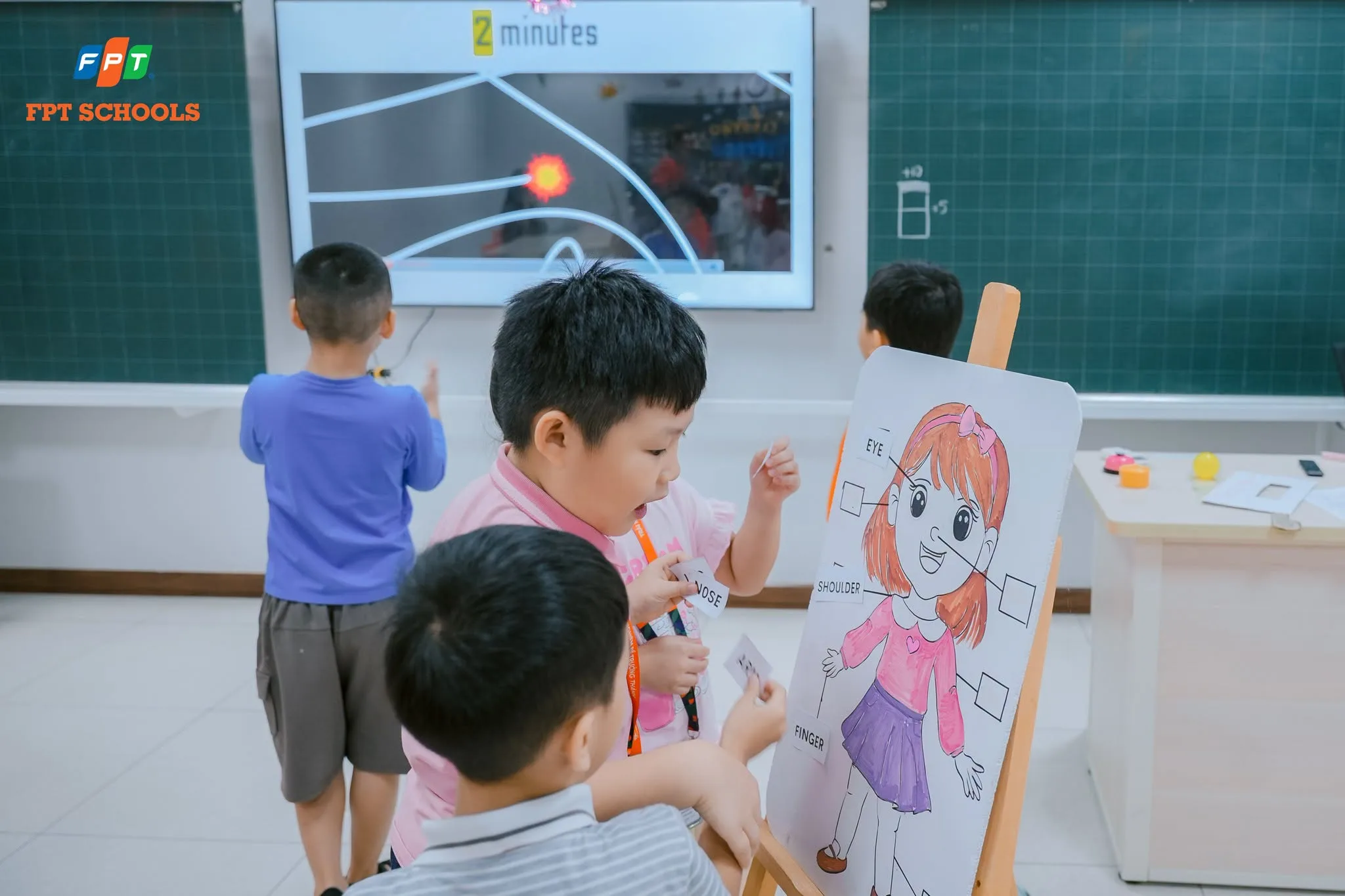 Học sinh thực hành gắn thẻ từ vựng tiếng anh