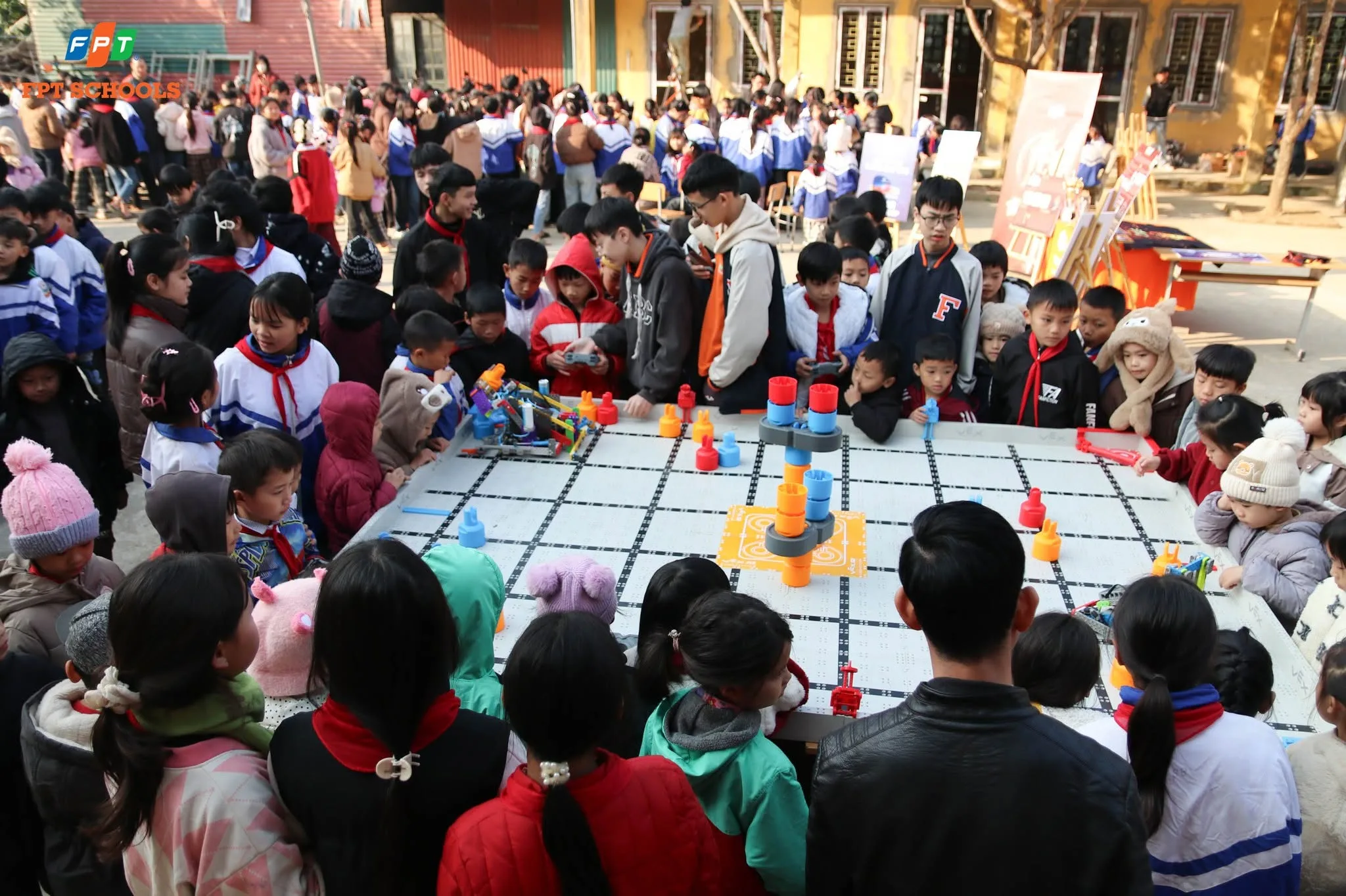 Nắng ấm về bản – Hành trình lan tỏa tri thức và niềm đam mê công nghệ cùng LIT STEM CLUB | FPT Schools