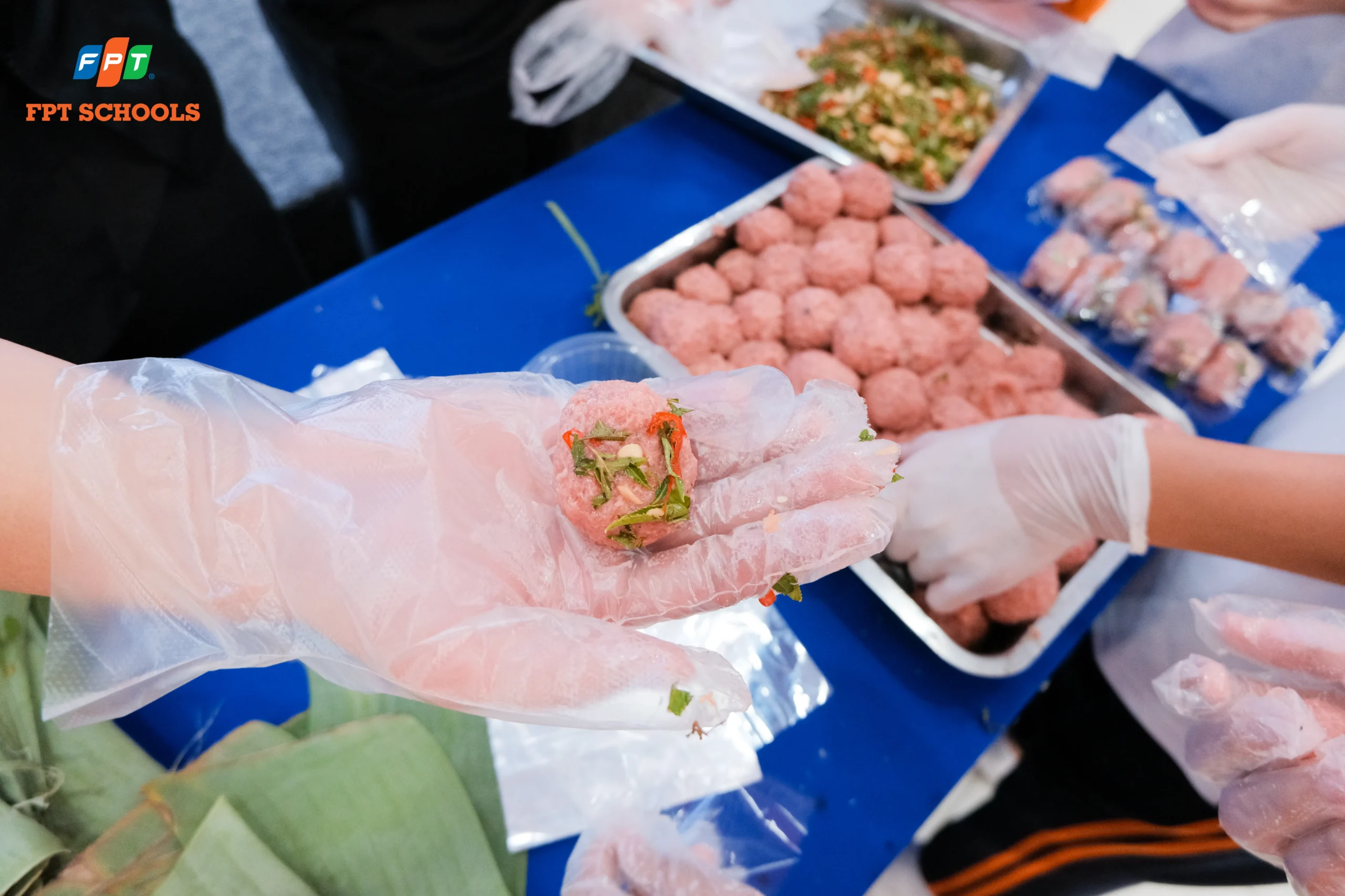 Học sinh FPT School Thanh Hoá thích thú khi được tự tay làm nem chua
